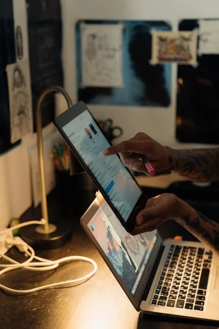 Crea el sitio web de tus sueños para tu futuro. Un portátil, MacBook, sobre una mesa portátil con una taza de café o té al lado.
